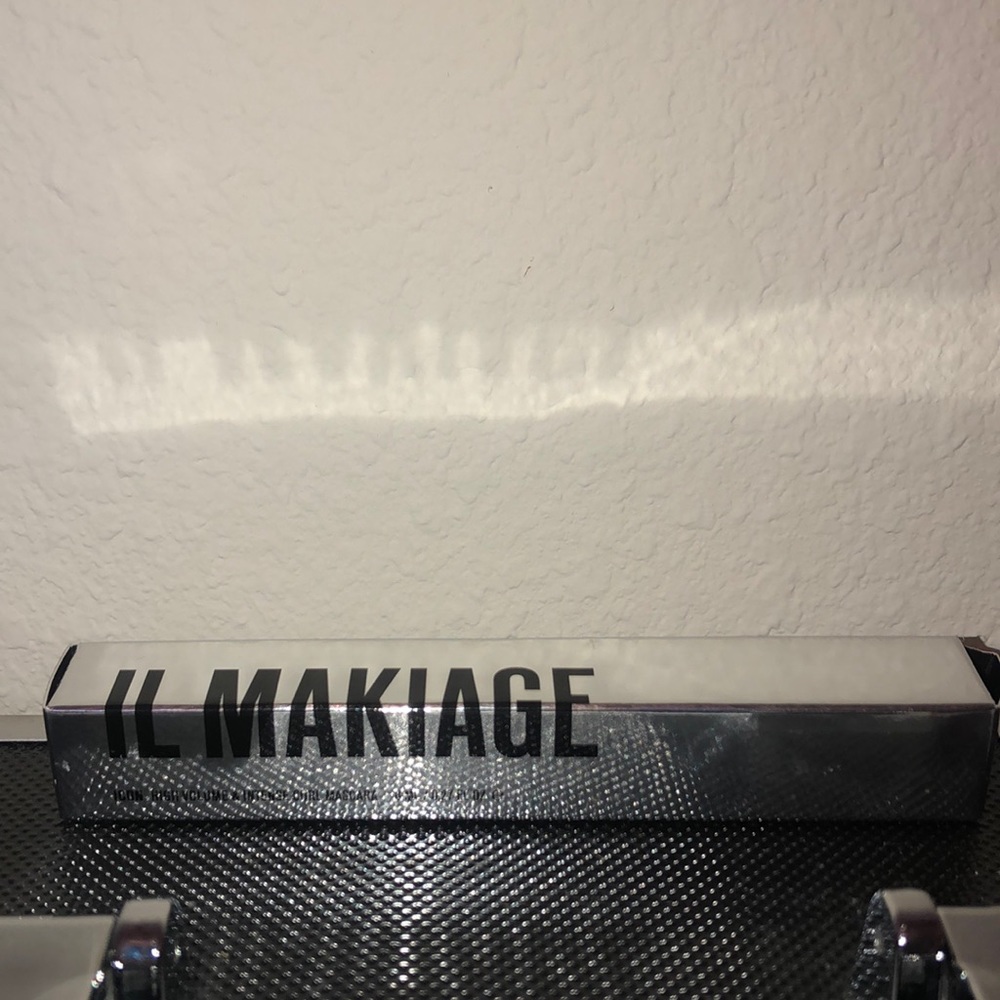 Icon black mascara